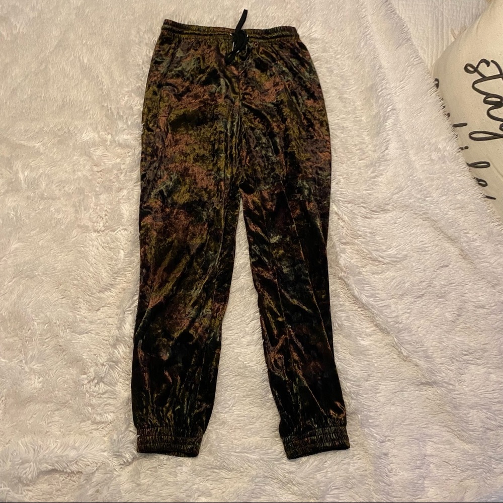 Velvet army print joggers. Soft & lightweight from forever 21. Very comfortable